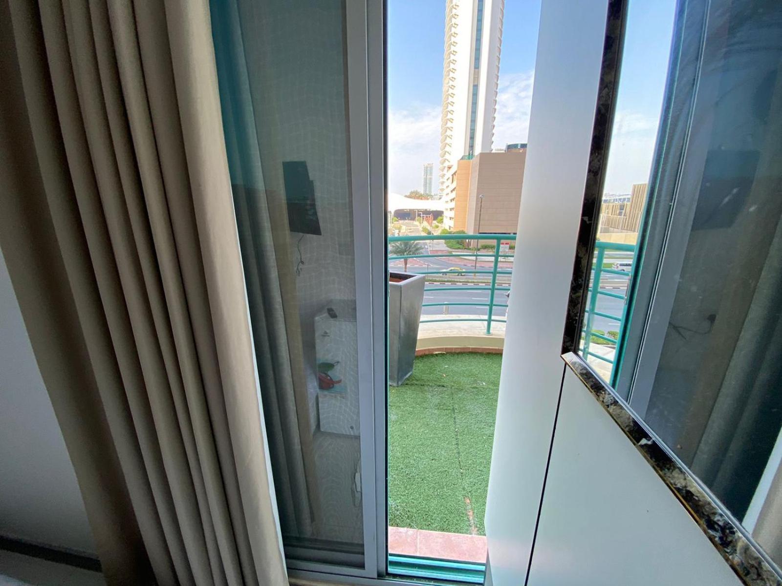 Nice Single Rooms For "Girls" Only In Dubai, Marina Exterior photo